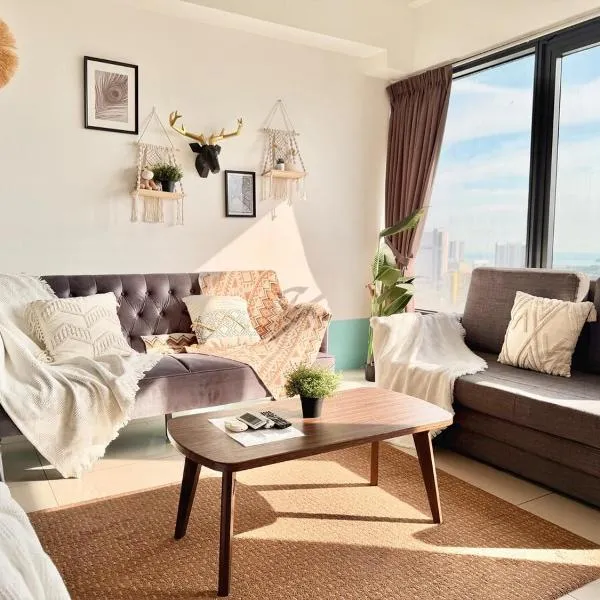 Tropicana 218 Macalister #Top Floor #WideAngleViews #InfinityPool #Georgetown #8pax #3BR 2bath #2Queen 4Single #Near island hospital #Quality well maintained #Private host, hotel di Georgetown