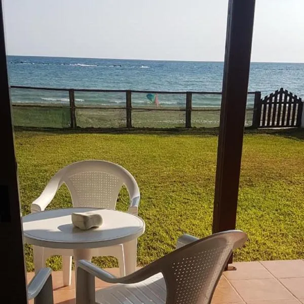 Panorama Beach House, 5 meters to the sea, hotel i Perivolia