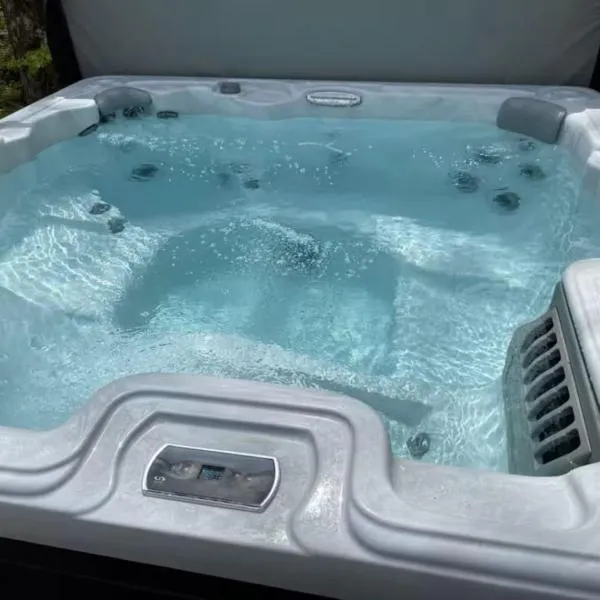 Chalet Élios , Private Hot Tub & Games, Ski, хотел в Brownsburg