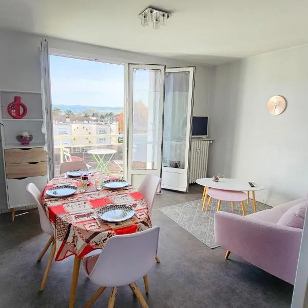 Appartement calme, 2 chambres, balcon & vue dégagée, hótel í Aurillac