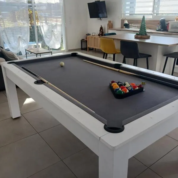 Villa L'Eden des Aspres T4 plain pied avec Jardin, terrasse & billard, ξενοδοχείο σε Thuir