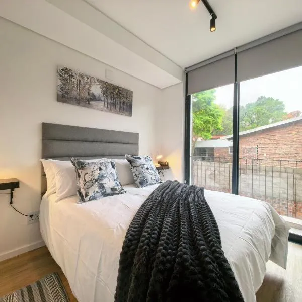 Luxury Apartment Unit 111 Le Jardin, hotel in George