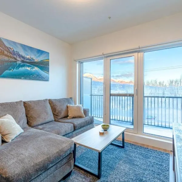 Modern 2BR in Golden w/ Stunning MTN Views!, hotelli kohteessa Golden