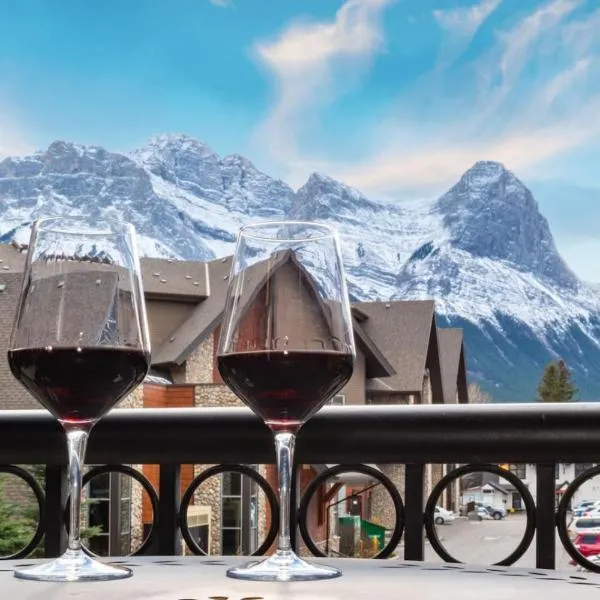 Renovated Haven in Rockies with Hot Tub and Pool, hôtel à Canmore