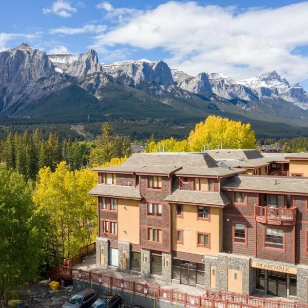 Rustic Creekside Retreat 2BR with Stunning View, hotel di Canmore