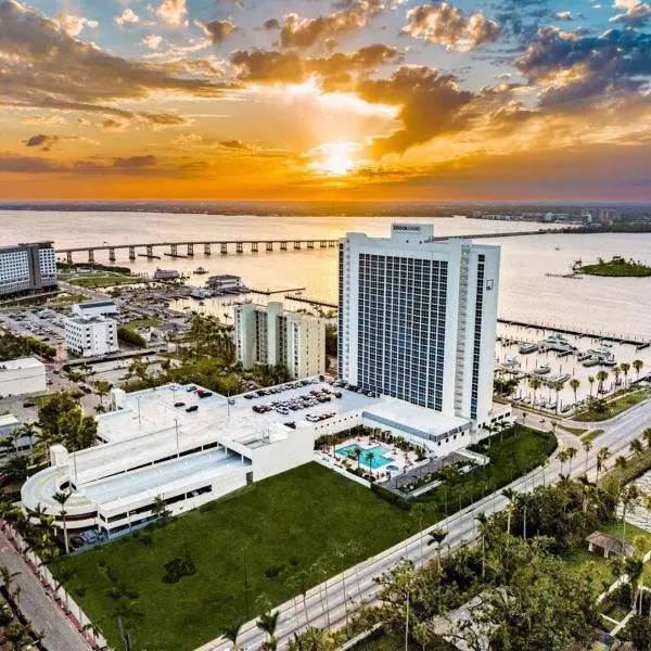 City of Palms Retreat - Downtown - Pool - City - View، فندق في فورت مايرز