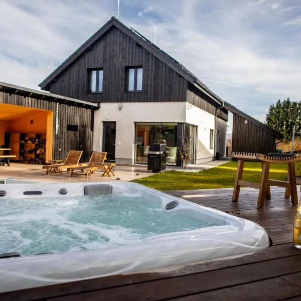 Residence Smržovka - Luxury House with Swimming Pool, Jacuzzi, Garden and BBQ, hotel a Jablonec nad Nisou