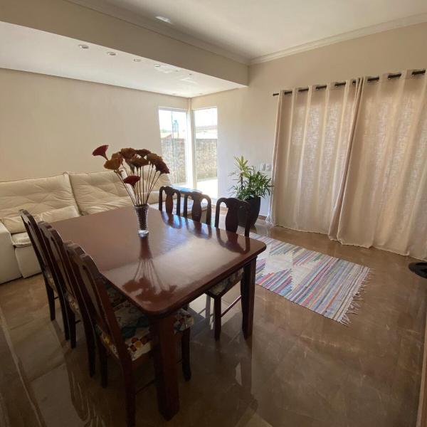 Casa aconchegante e espaçosa à 6 min da Praia - Ar condicionado - WIFI - Cozinha Completa - Garagem - Foto 4