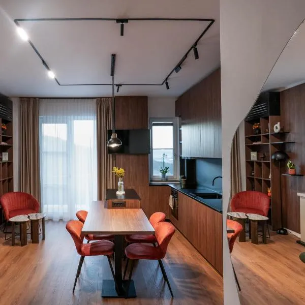 Urban Grove Apartment with Balcony and Free Parking, khách sạn ở Floreşti