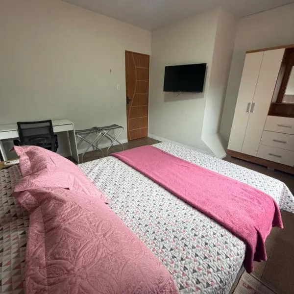 Casa rosa - conforto com split, wifi e água quente, hotel in Belém