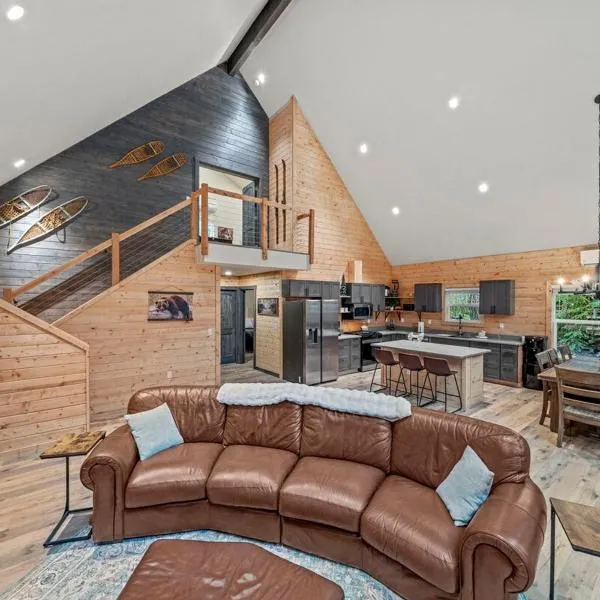 Lux Rainier Chalet With Hot tub, Sauna-Fireplace, WiFi, hotel in Ashford