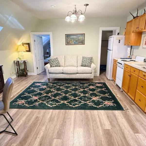 Historic Loft on top of The Governor's Mansion，萊德維爾的飯店