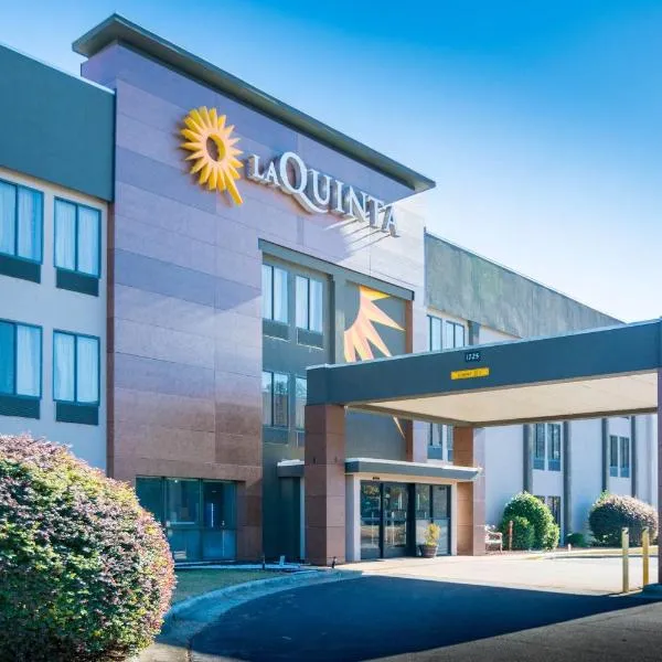 La Quinta Inn & Suites by Wyndham Fayetteville I-95، فندق في فايتفيل