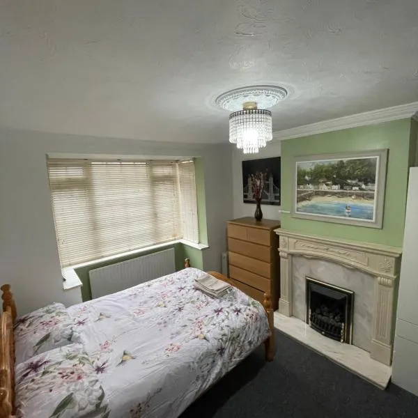 Lovely 4 bed house with patio & bbq, hotel in Slades Green