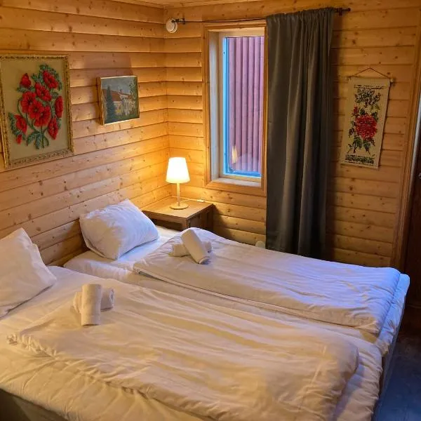 Madam Blås mysiga stugor med vedeldad bastu och badtunna, hotel sa Nossebro