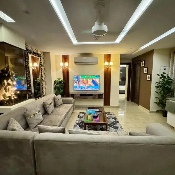 Luxury 2 Bed Executive Apartment Near Allama iqbal airport and Ring road Lahore, hotel sa Lahore