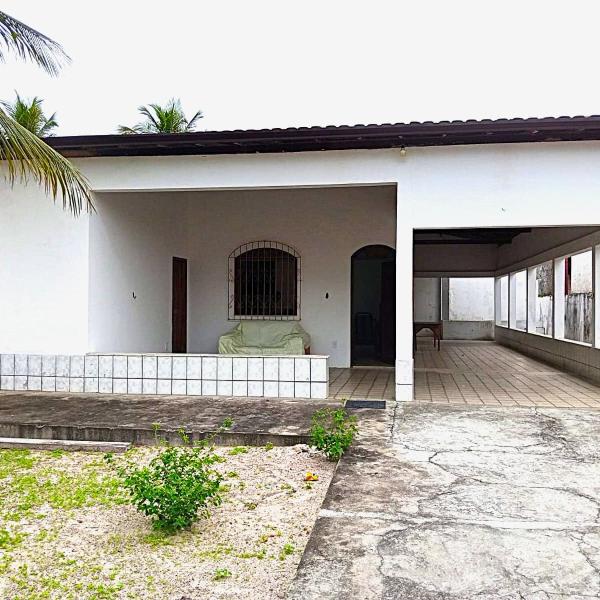 Casa espaçosa e arejada em condomínio tranquilo a poucos minutos da praia - ideal para famílias