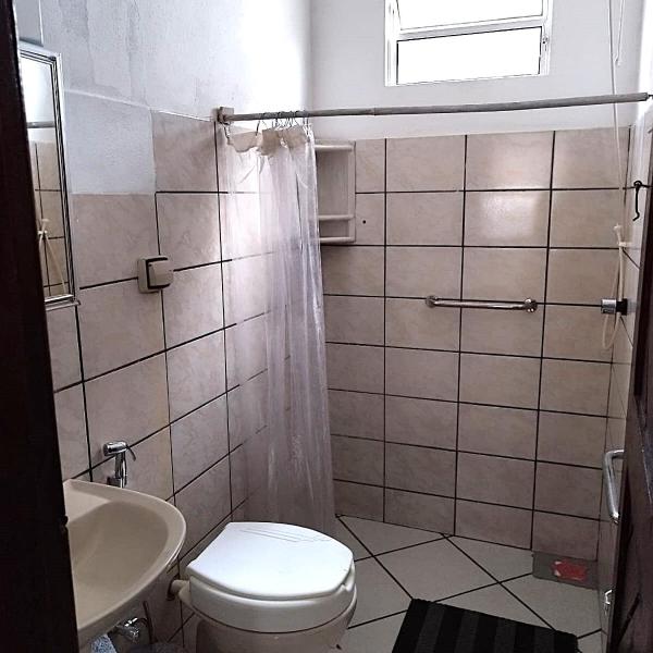 Casa espaçosa e arejada em condomínio tranquilo a poucos minutos da praia - ideal para famílias - Foto 3