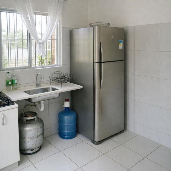 Casa Confortável com duas vagas de garagem e ótima localização - Foto 4