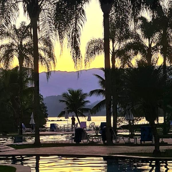 Studio Costa Bella em Angra - Condomínio Completo com Piscina, Bar Molhado e Acesso à Marina