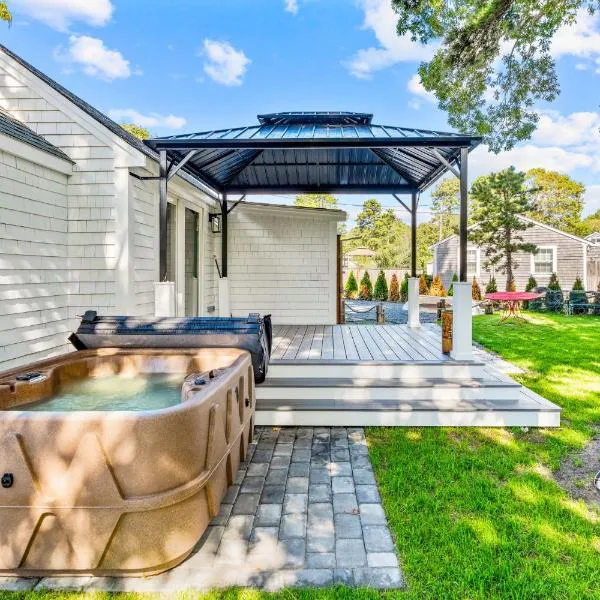 Dennis Port House BeachHot Tub & Fire Pit Fun, hotel i Dennis