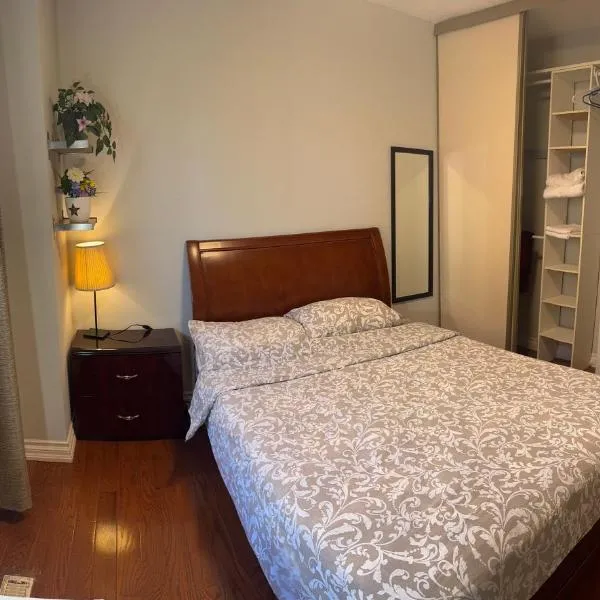 203 Comfortable private bedroom on second floor, hotel em Mississauga