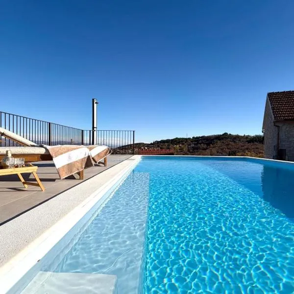 Villa Billubium - Dalmatian Stone House with Private Heated Pool, hotel u gradu 'Zovko'