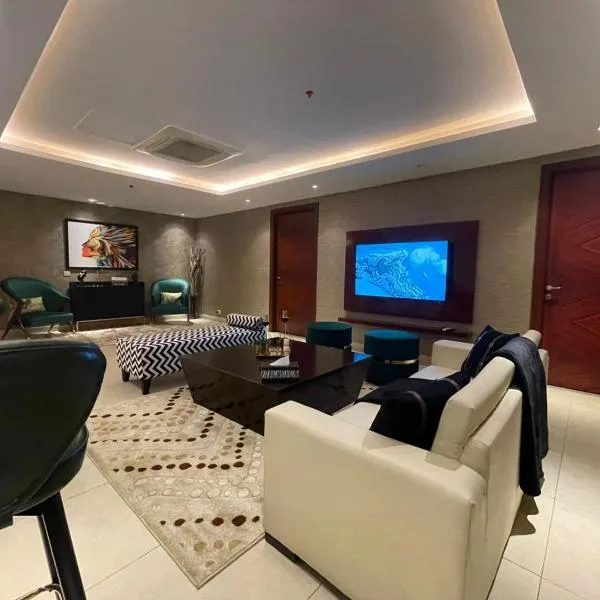 GoldCrest Mall Luxury Apartments with Balcony By SkyAura In DHA Lahore，位于拉合尔的酒店