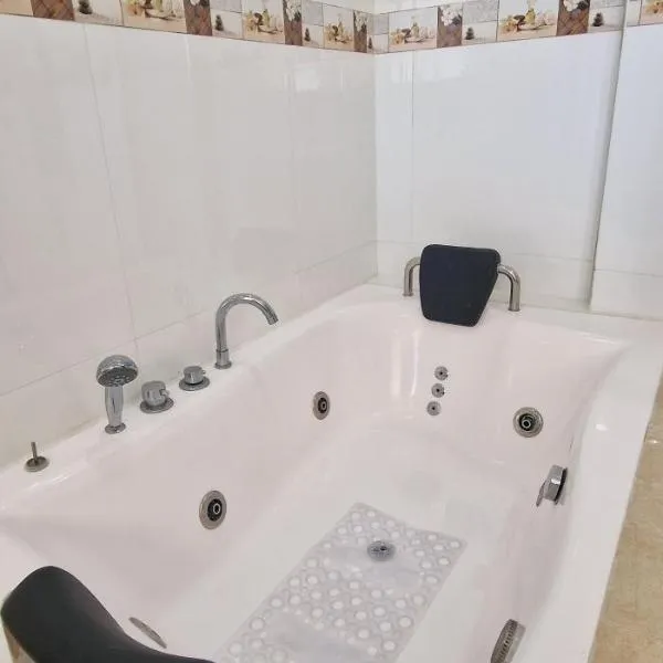 Hospedaje Tunari - Chalet de Lujo con Jacuzzy, Jardin, Horno y Barbacoa a Leña, hotel a Quillacollo