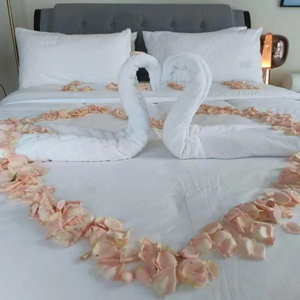 120SQM 3Bedrooms with Balcony Facing Infinity Pool Manila Bay Sunset, Near Airports, OKADA, Solaire, MOA with Free Parking, viešbutis Maniloje