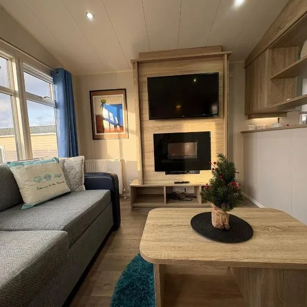 Pine Tree Cove - your holiday retreat, hotel a Lytchett Minster