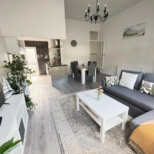 Spacious 2BR Home by Portobello Beach, khách sạn ở Edinburgh