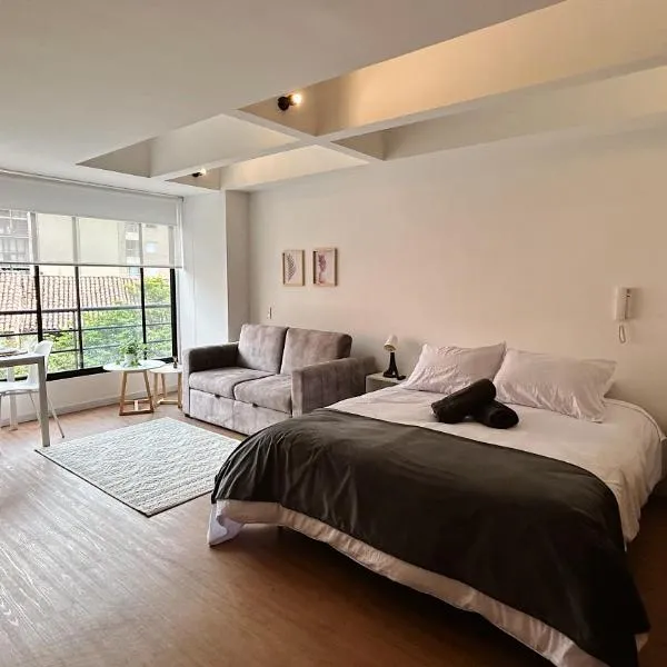 Loft, Bella Suiza, Luz Natural, 2 Baños, Clínica Santa fé, hotel in Bogotá