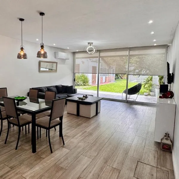 PH tipo casa, con parque y pileta, en La Plata , barrio norte、ラプラタのホテル