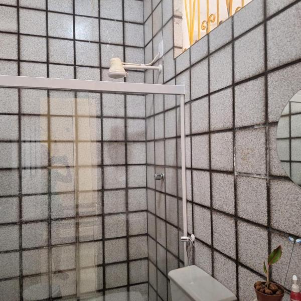 Suíte perto do Centro e Praias AR TV Wifi Cozinha Lavadora - Foto 2