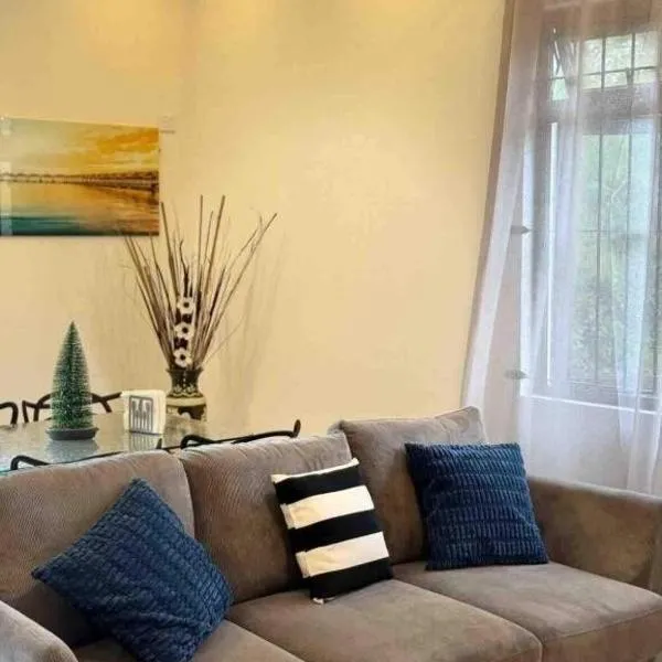 Nayuha Apt A1 - 3 bed rooms - Reach for the beach, across the road, hotel in Flic-en-Flac