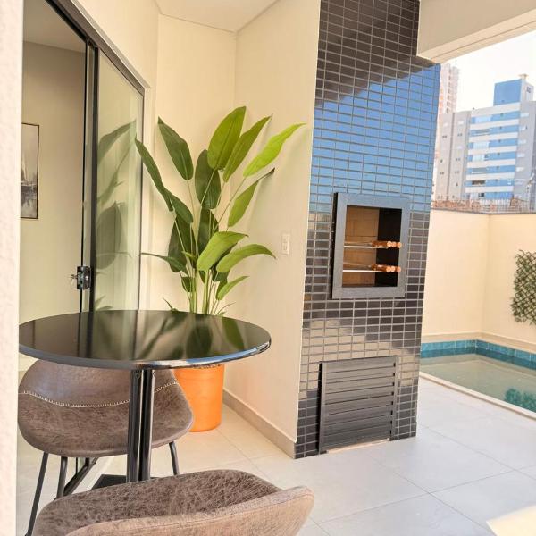 Apartamento moderno, a 200 metros da praia com pátio,piscina e churrasqueira privativa 2 vagas de garagem - Foto 4