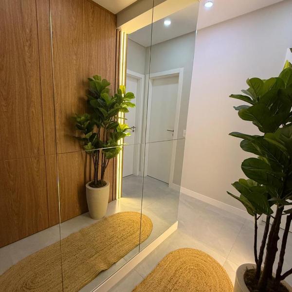 Apartamento moderno, a 200 metros da praia com pátio,piscina e churrasqueira privativa 2 vagas de garagem - Foto 3