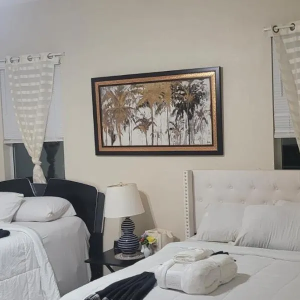 Elegant Hideaway with Heated Pool, Spa & Reclining Bliss, khách sạn ở Valrico