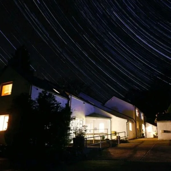 Farm House, Hirwaun Brecon Beacons with Games Barn, Hotel in Aberdare