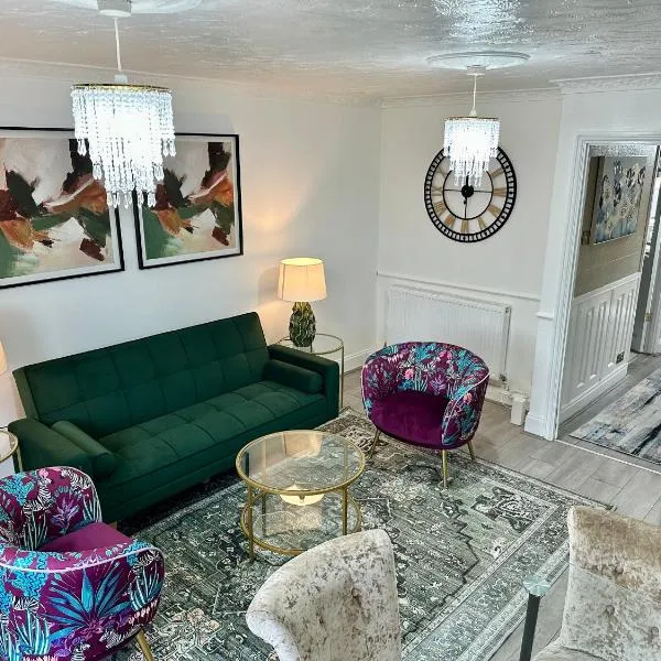 Modern 2 Bedroom House Near London City Airport, Excel, O2 & DLR with FREE Parking & Privet Entrance, hotel a Londra