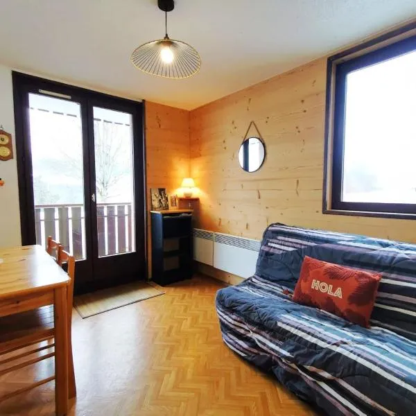 Appartement Lélex - pied des pistes - vue montagne, Hotel in Lélex