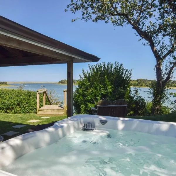Seaside Retreat w Private Beach Landing、イーストハムのホテル