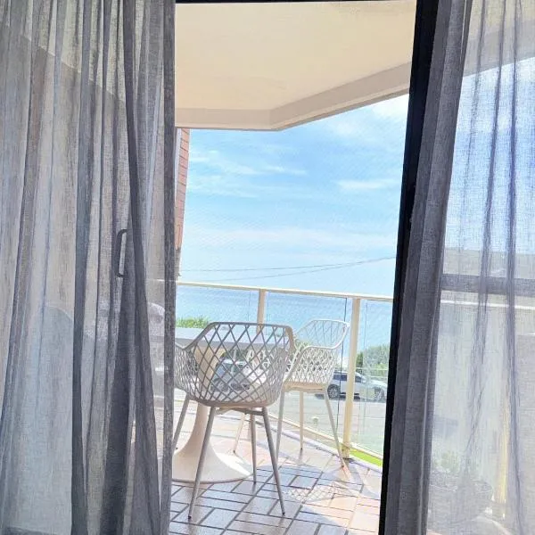 2Bdr Beachfront Apartment - First Bay Coolum, hotelli kohteessa Coolum Beach