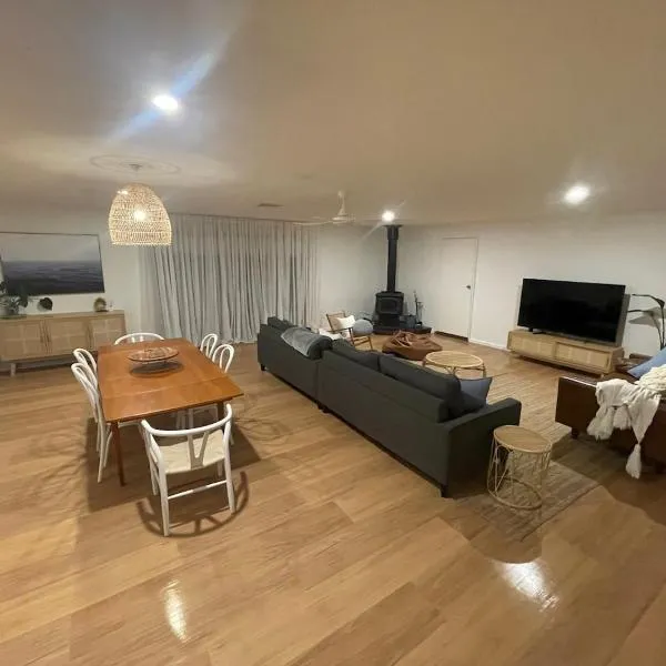로브에 위치한 호텔 Laurel-Lee ROBE Coastal Stay Long Beach with fire PET friendly 3 bedroom 350 walk to Longbeach