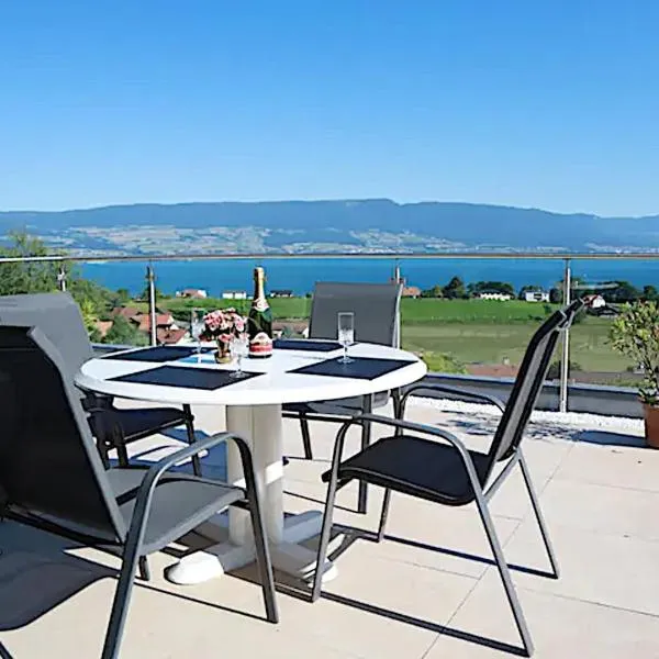 Chalet with Stunning Lake and Mountain Views avec une vue à couper le souffle, une spacieuse terrasse et jardin, hotel in Châtillon