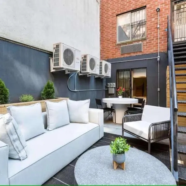 Luxury 3BR Duplex w Private Patio in Upper East, hotel v destinaci New York