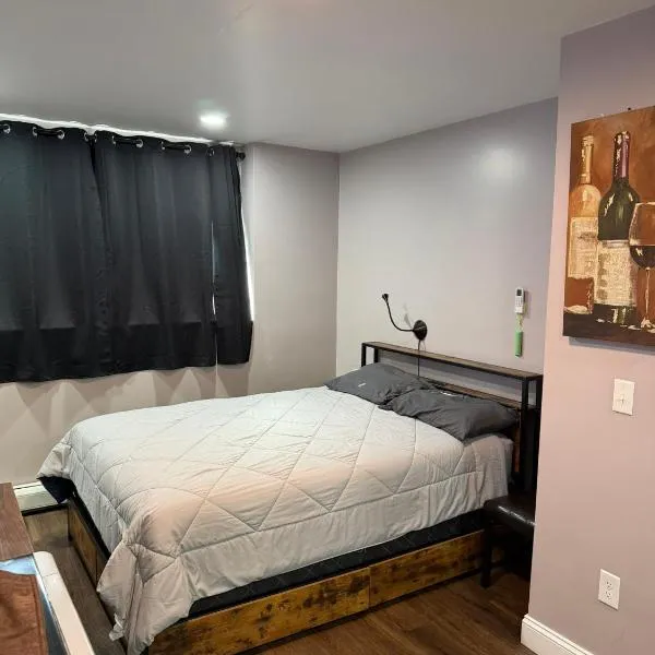 Basement room with its own private bathroom, hotel em Providence