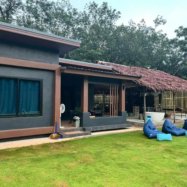 Your Red Earth Homestay Private Romance, ξενοδοχείο στο Κράμπι