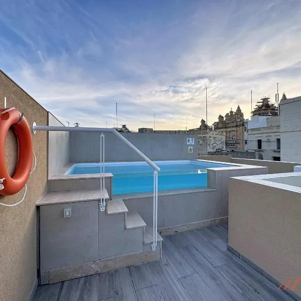 Rooftop 3BR with Plunge Pool & BBQ near Airport, hotel in Għaxaq